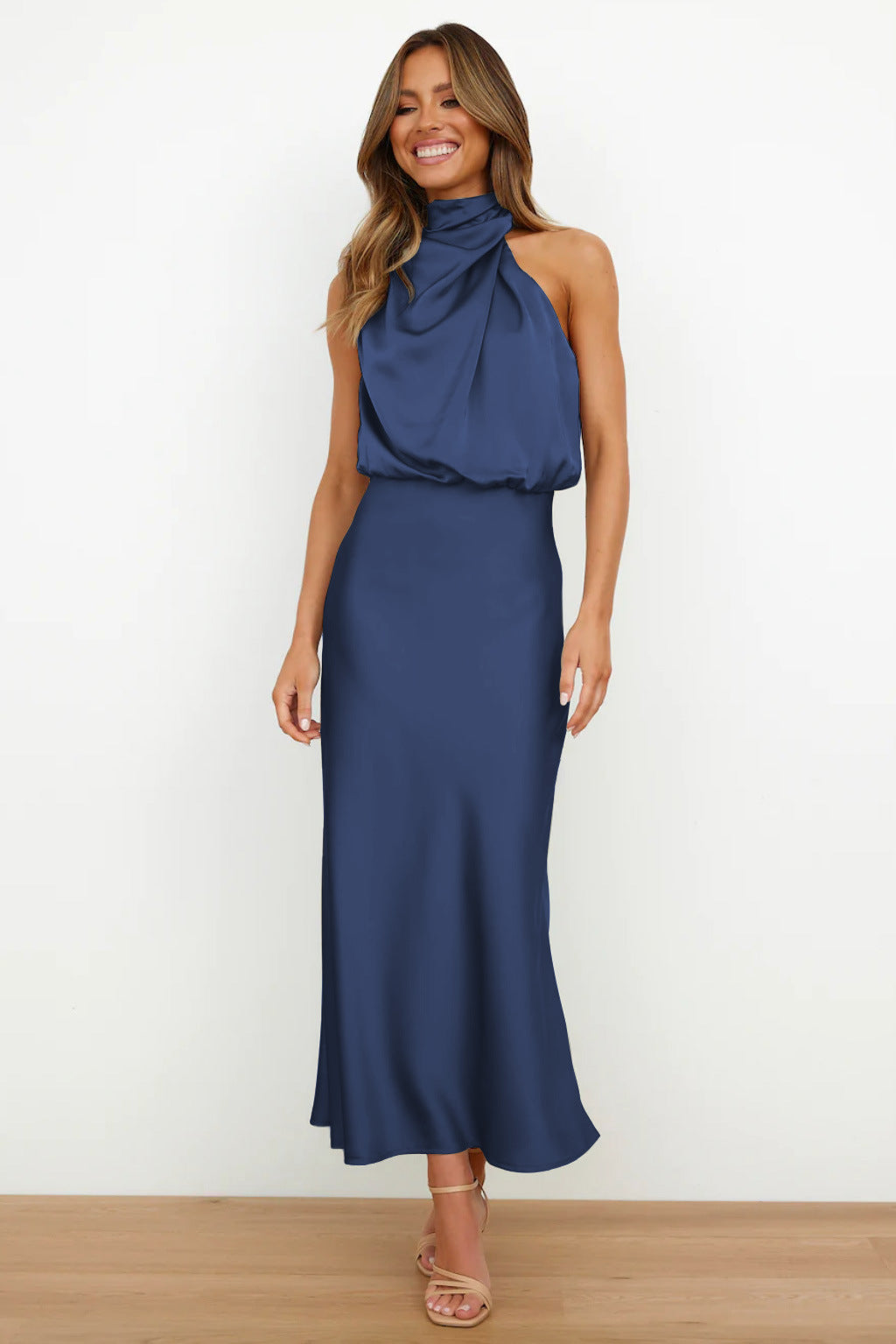 Carlina | Langes Satin-Kleid mit Halterneck
