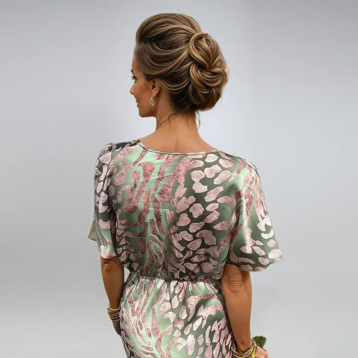 Kelsey – Langes Kleid mit V-Ausschnitt und verdrehtem Detail