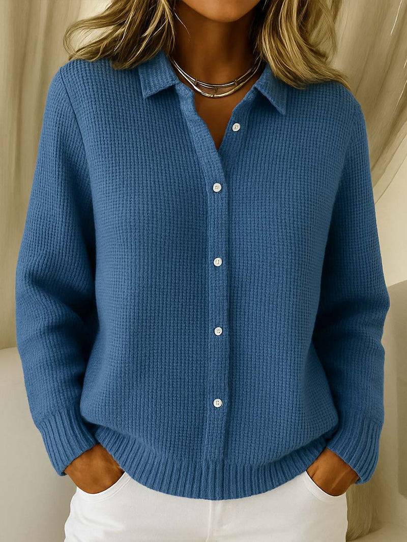 AUDREY – WEICHE STRICKBLUSE MIT KNÖPFCHEN
