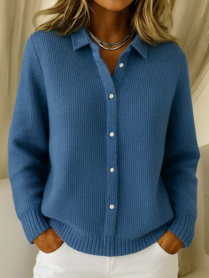 AUDREY – WEICHE STRICKBLUSE MIT KNÖPFCHEN