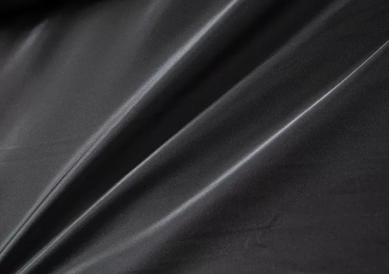 LILLIAN – KLASSISCHER SCHWARZER WINTERMANTEL MIT REISSVERSCHLUSS UND KNOPFDETAILS