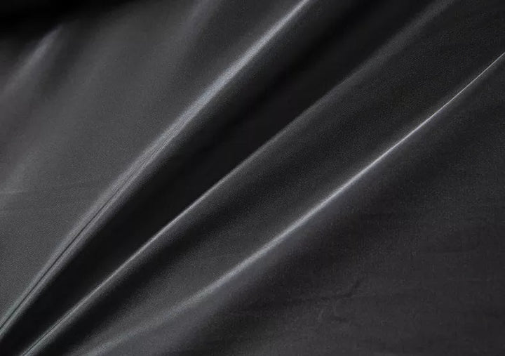 LILLIAN – KLASSISCHER SCHWARZER WINTERMANTEL MIT REISSVERSCHLUSS UND KNOPFDETAILS