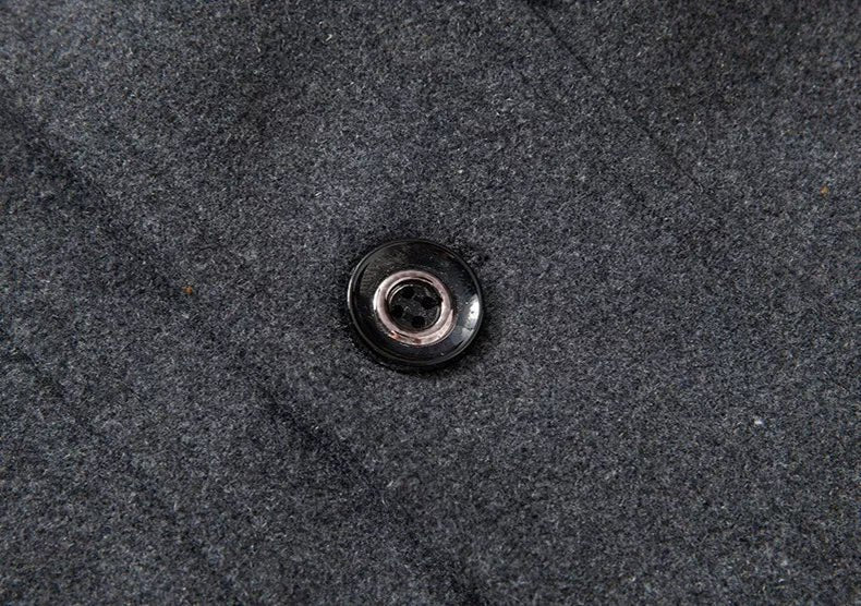 LILLIAN – KLASSISCHER SCHWARZER WINTERMANTEL MIT REISSVERSCHLUSS UND KNOPFDETAILS